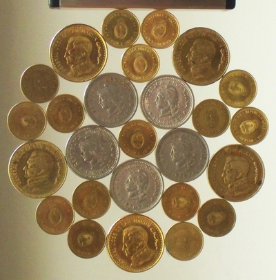 image:  rosa / mandala pentagonal colgante de monedas  Argentina(centro y a1:  5 cvs  2009, a2: 50 cvs 1941, a3: 5 cvs 2009 y 100 pesos 1981)           